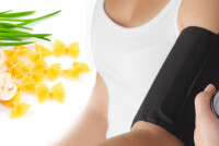 После приема пищи падает давление (постпрандиальная гипотония): причины и лечение