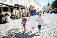 Які кроки та фактори потрібно враховувати, щоб знайти відповідний тур для школярів на машині або літаку