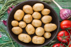 Продукты, которые могут повысить давление: картофель и помидоры – кому стоит быть осторожнее