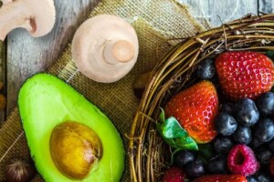 Ежедневные продукты для здоровья: как авокадо, грибы и ягоды помогают при повышенном давлении