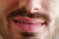 Мужской перманентный макияж губ