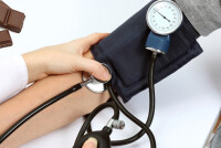 Шоколад поднимает давление или нет?