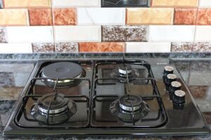 Чистая кухня без химии: секреты удаления жира и налета