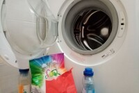 Удаление пятен с цветной одежды: простые домашние средства для всех