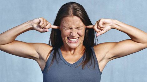 Почему звенит в ушах: связь с повышенным давлением и здоровьем