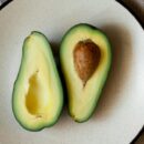 Как сохранить свежесть авокадо надолго: секреты и лайфхаки