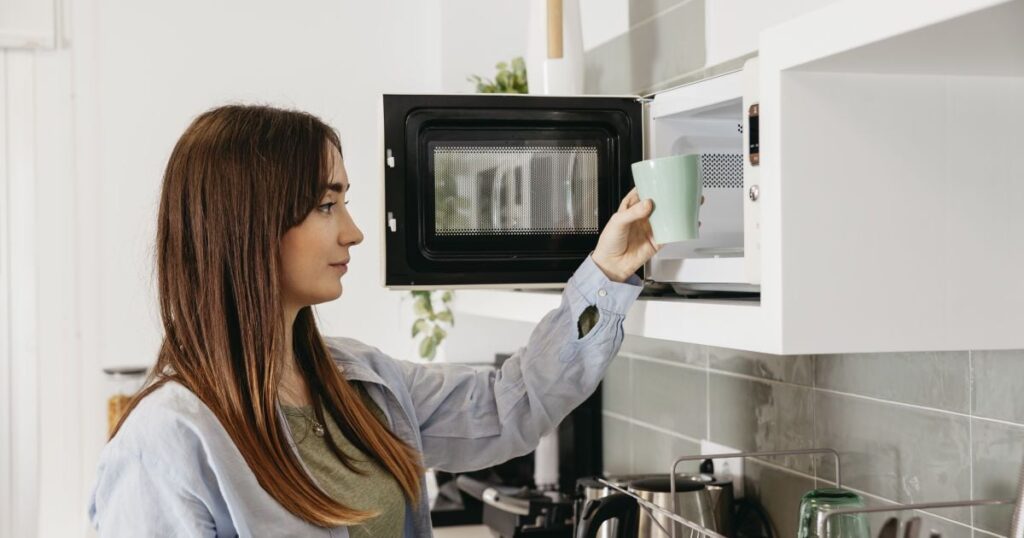 Лимон в микроволновке: как просто решить бытовую проблему