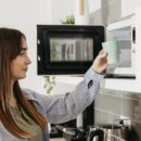 Лимон в микроволновке: как просто решить бытовую проблему