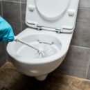 Как избавиться от желтых пятен в туалете: быстрые советы
