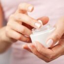 Как защитить кожу рук от холода и ветра: домашние средства и профилактика