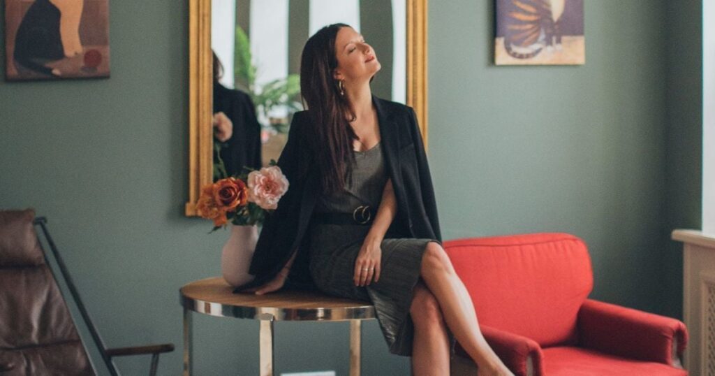 Серый цвет в одежде: как избежать скучного образа и выглядеть стильно