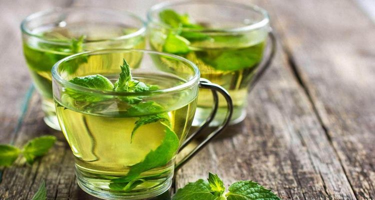 Чем запивать тяжелую пищу: советы врачей для здоровья при повышенном давлении