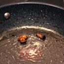 Простые и эффективные способы борьбы с пригоревшей едой на сковороде