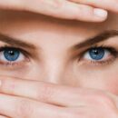 Почему дергается глаз: 5 опасных причин и связь с давлением